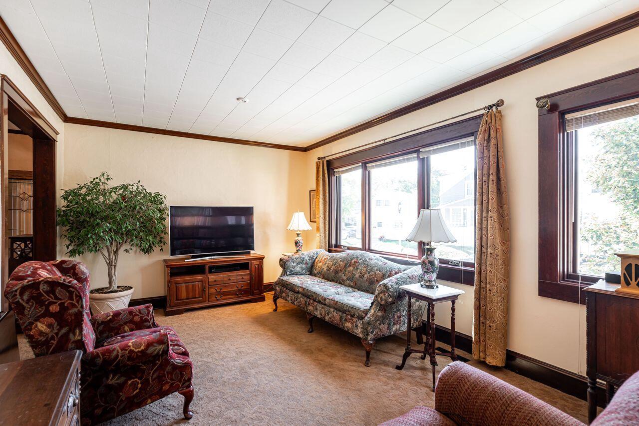 3156 South Kinnickinnic AVENUE