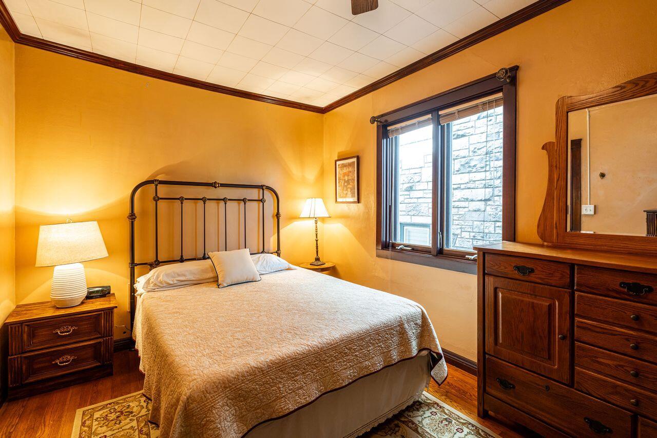 3156 South Kinnickinnic AVENUE