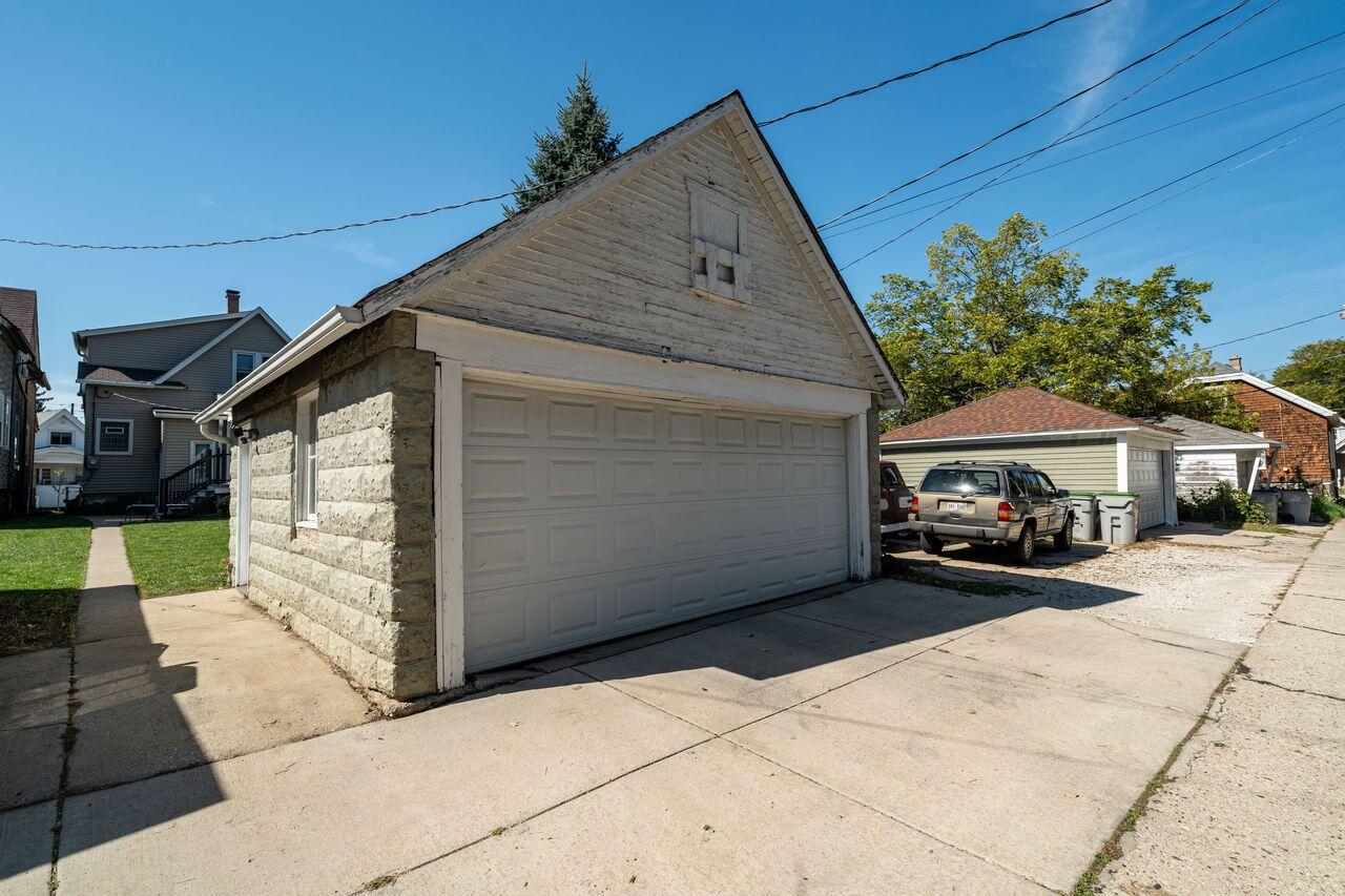3156 South Kinnickinnic AVENUE