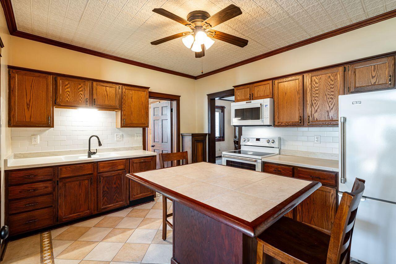 3156 South Kinnickinnic AVENUE