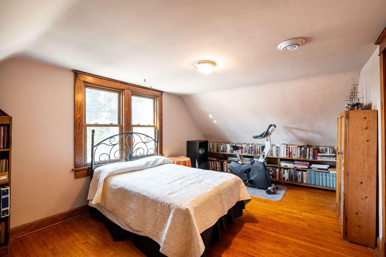 3156 South Kinnickinnic AVENUE