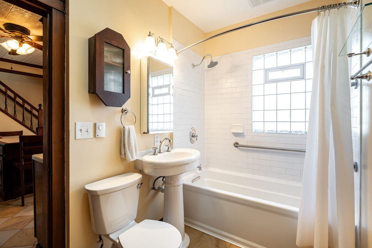 3156 South Kinnickinnic AVENUE