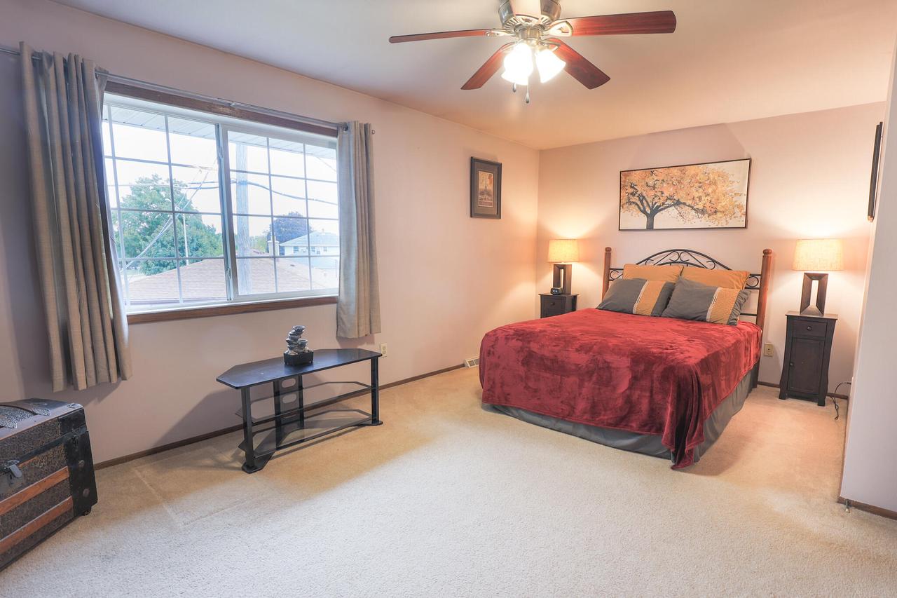 5442 South Nicholson AVENUE