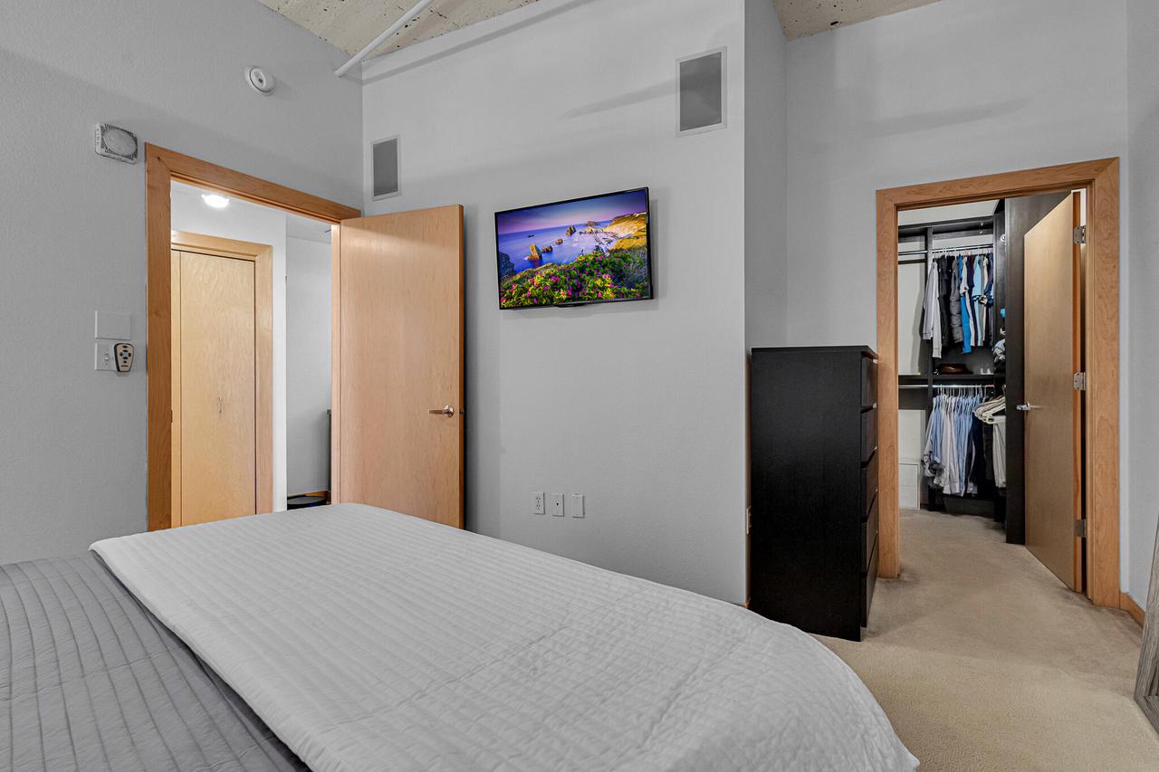 106 West Seeboth STREET 306