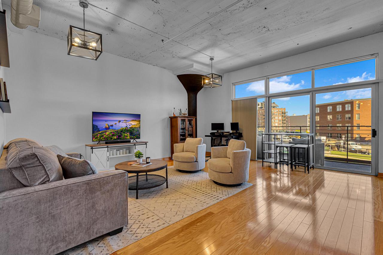 106 West Seeboth STREET 306