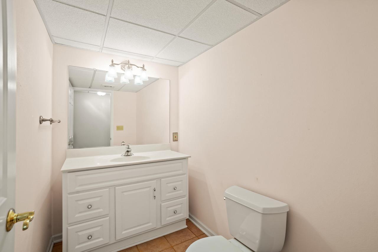 W175N8080 Robin CIRCLE