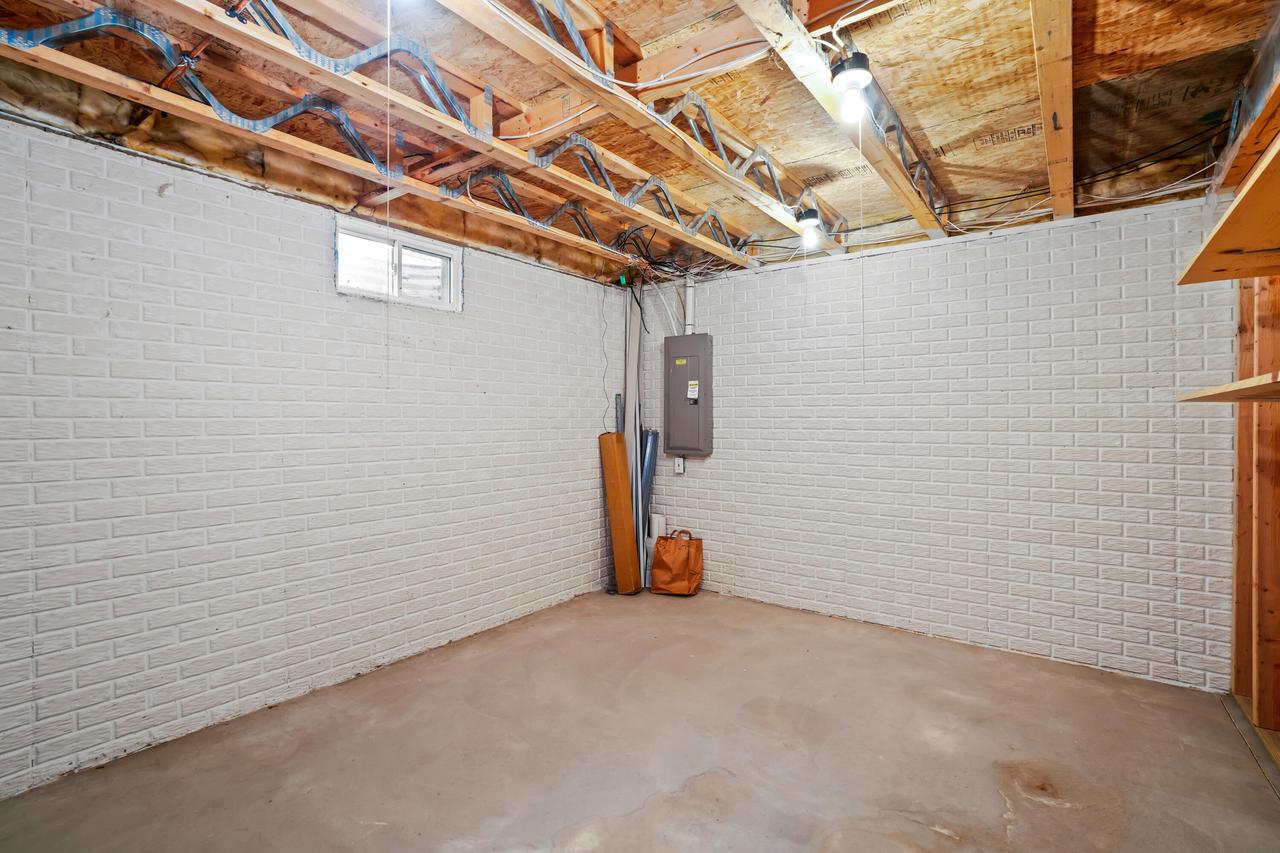 W175N8080 Robin CIRCLE