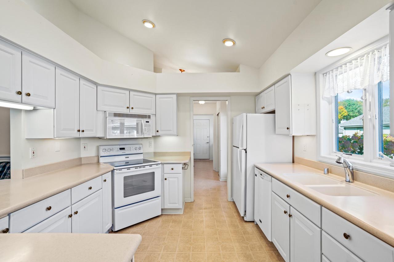 W175N8080 Robin CIRCLE