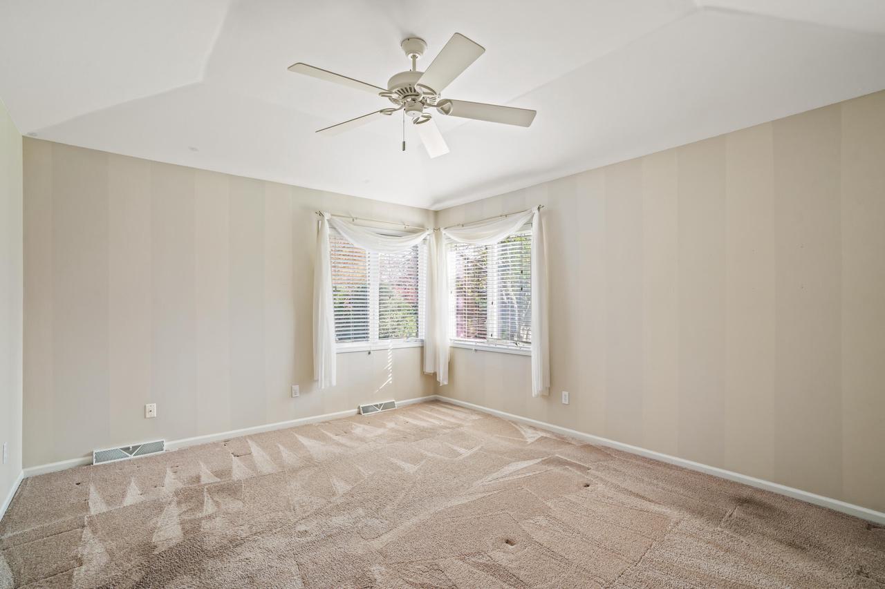 W175N8080 Robin CIRCLE