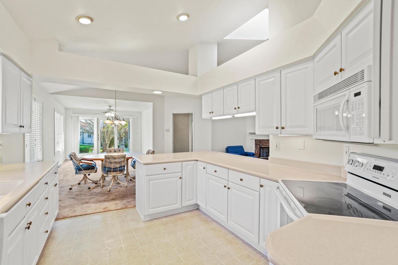 W175N8080 Robin CIRCLE