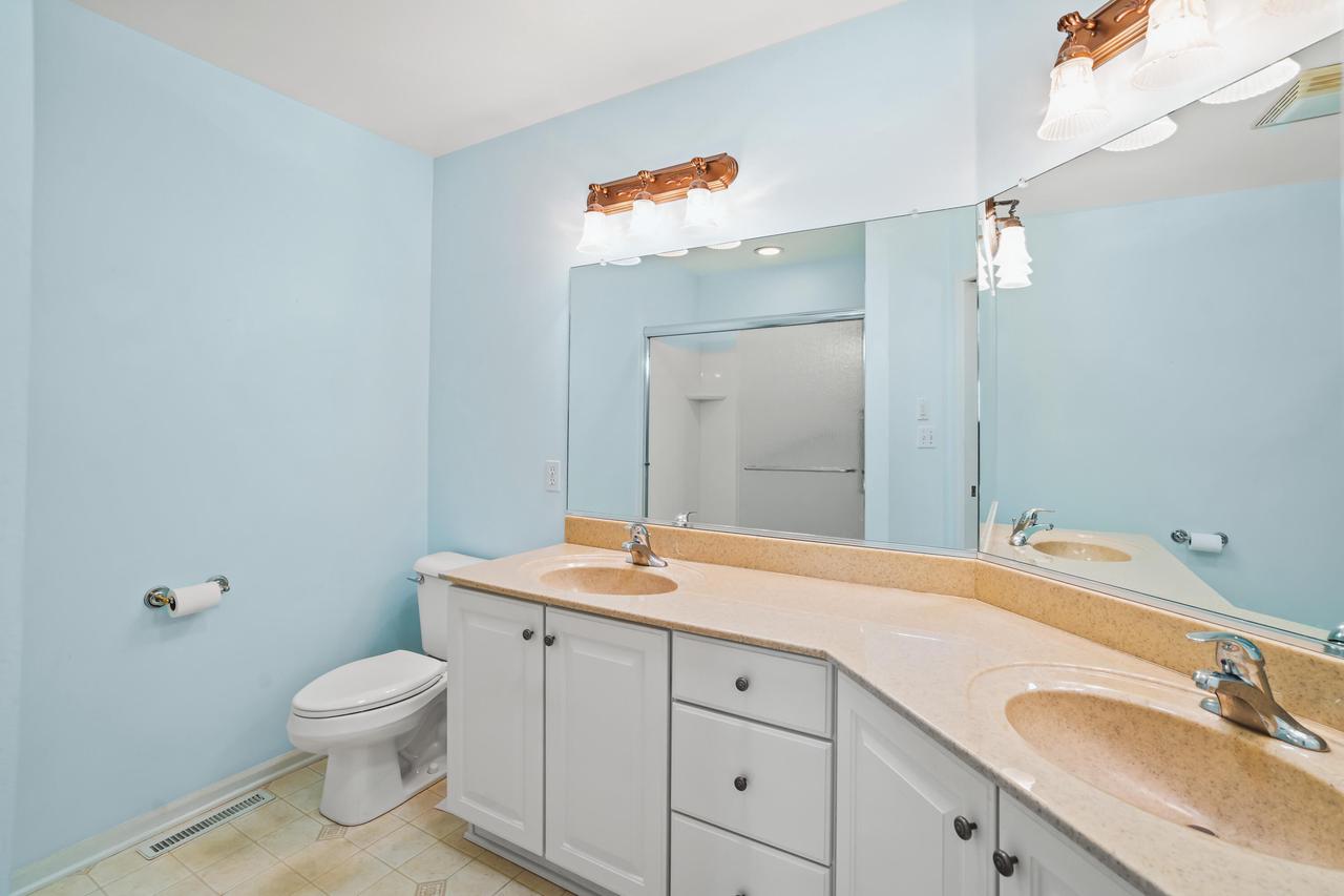 W175N8080 Robin CIRCLE