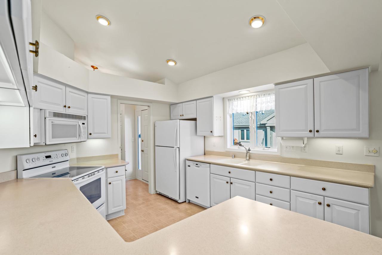 W175N8080 Robin CIRCLE