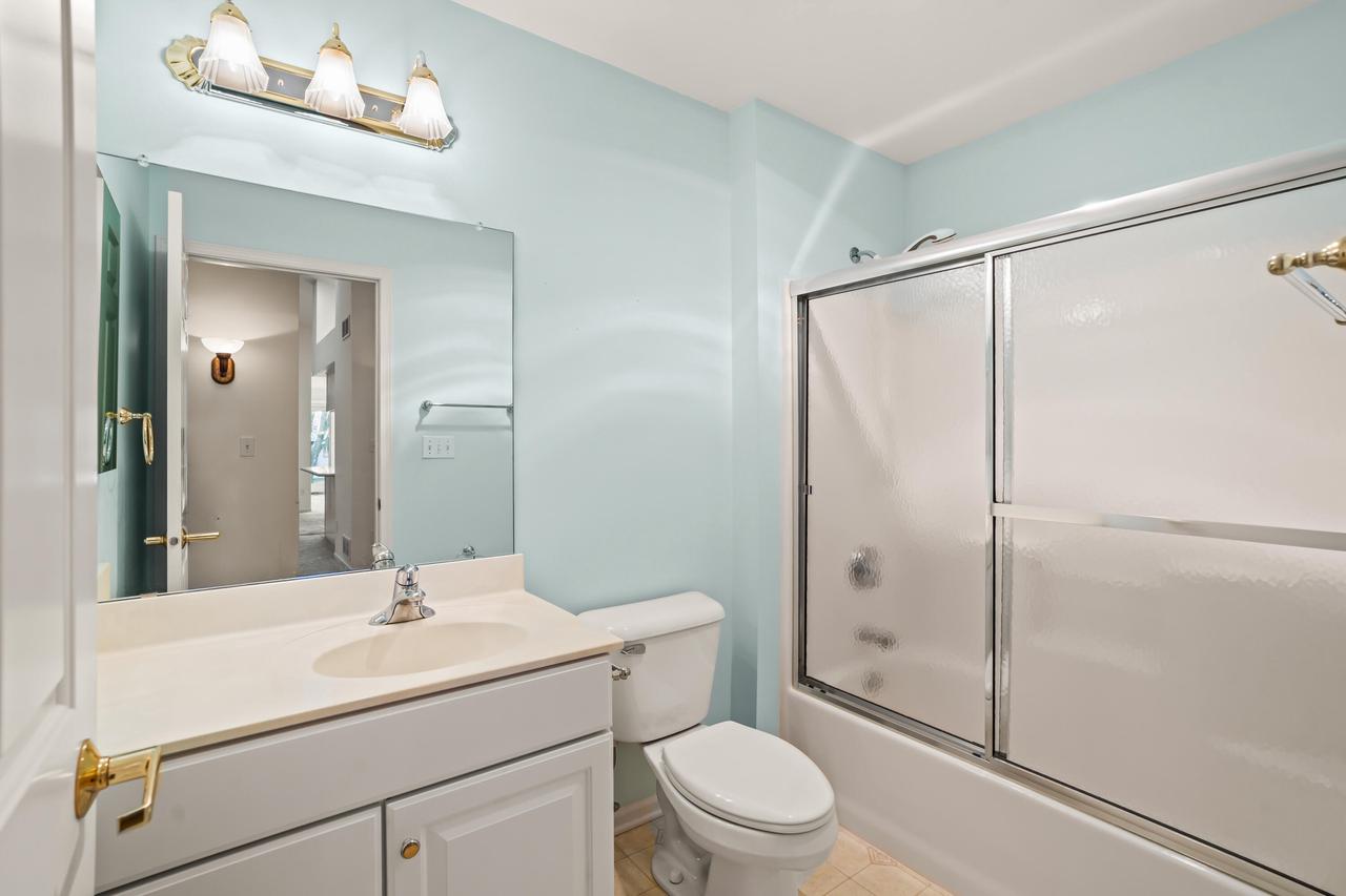 W175N8080 Robin CIRCLE