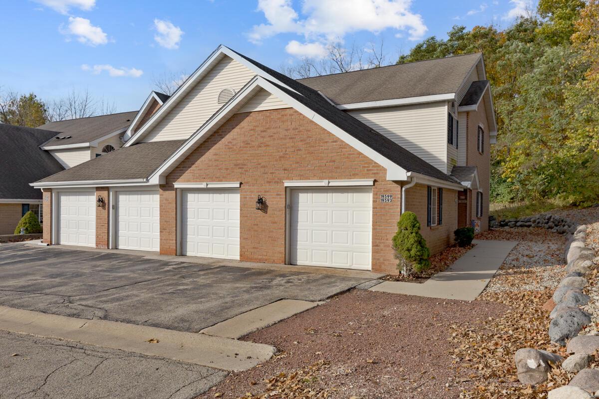 S77W19599 Lakewood DRIVE