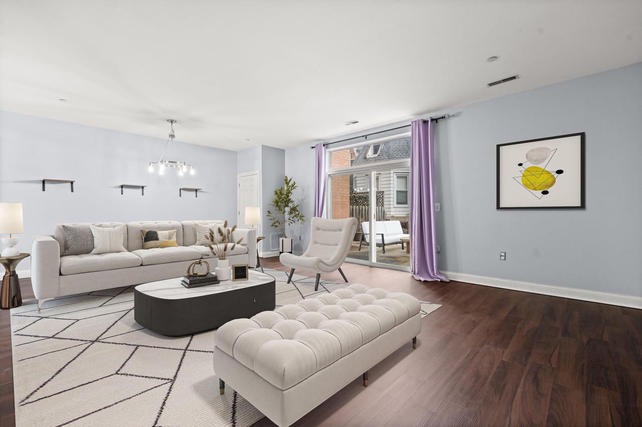 1920 North Farwell AVENUE 203