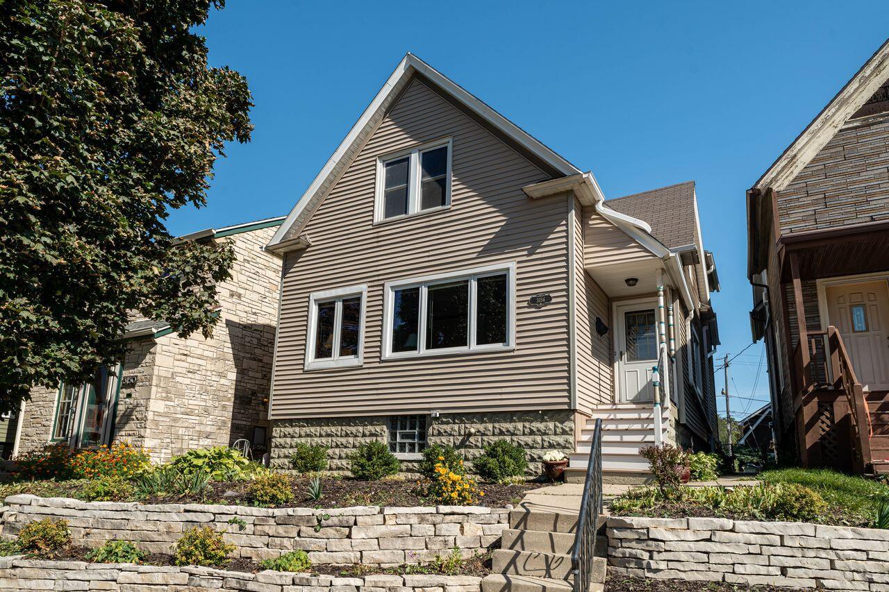 3156 South Kinnickinnic AVENUE