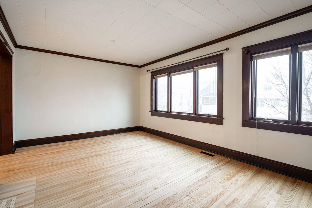 3156 South Kinnickinnic AVENUE