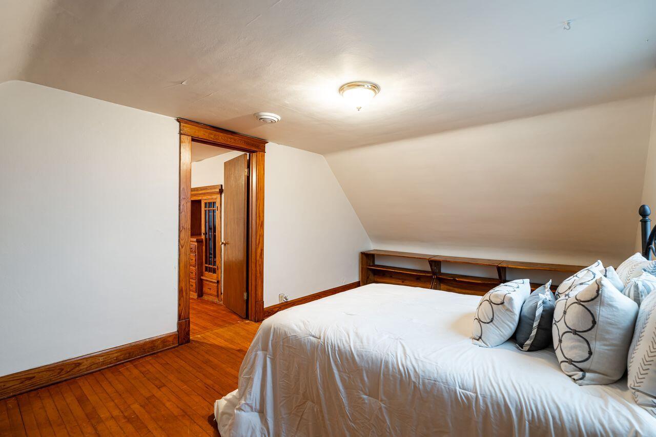 3156 South Kinnickinnic AVENUE