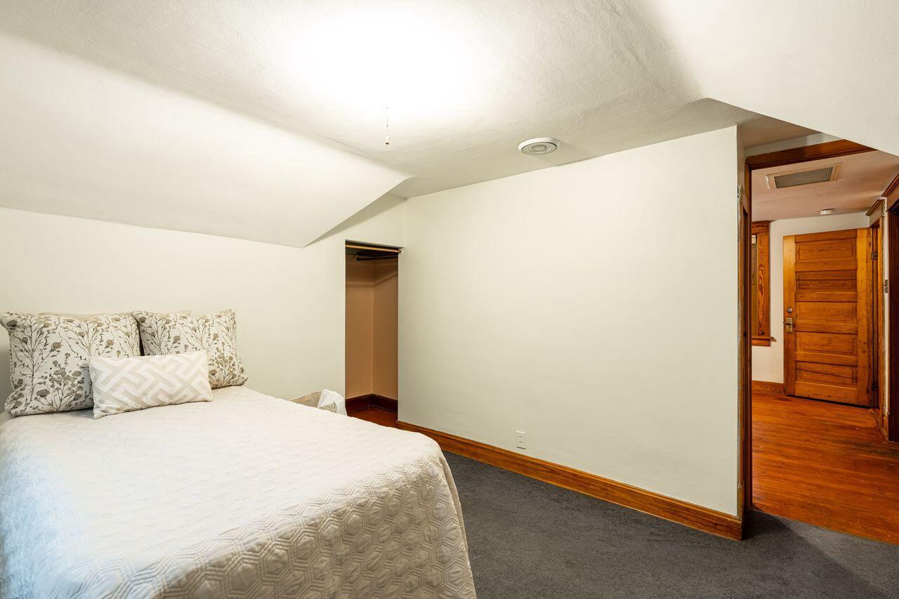 3156 South Kinnickinnic AVENUE