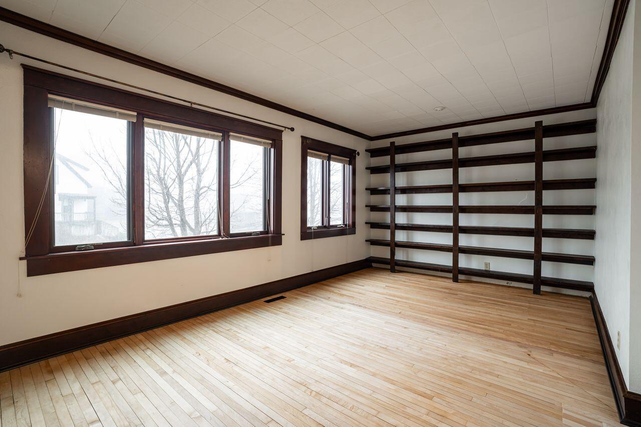 3156 South Kinnickinnic AVENUE