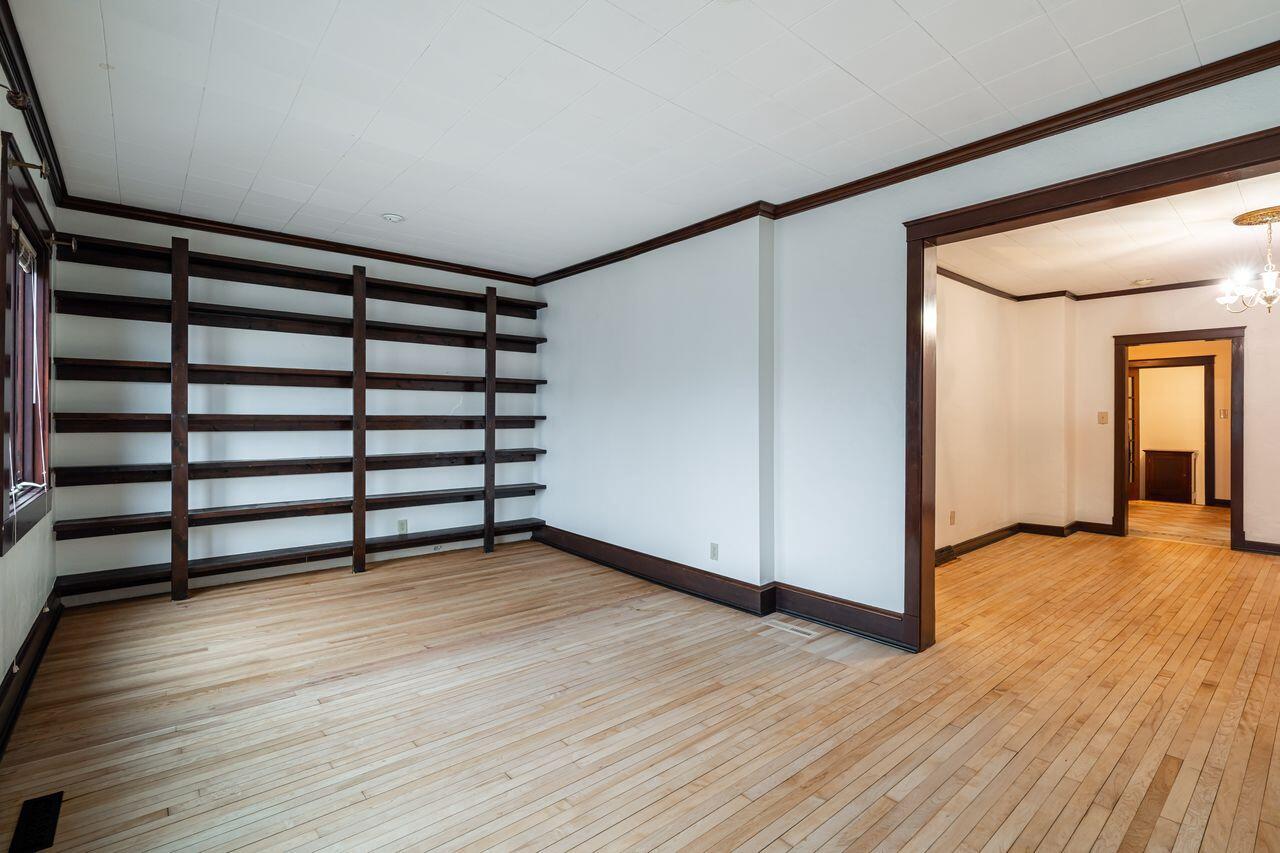 3156 South Kinnickinnic AVENUE