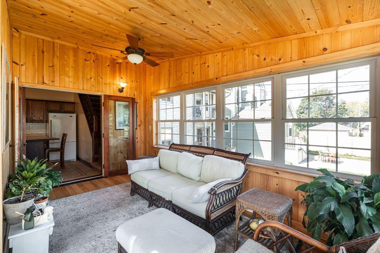 3156 South Kinnickinnic AVENUE