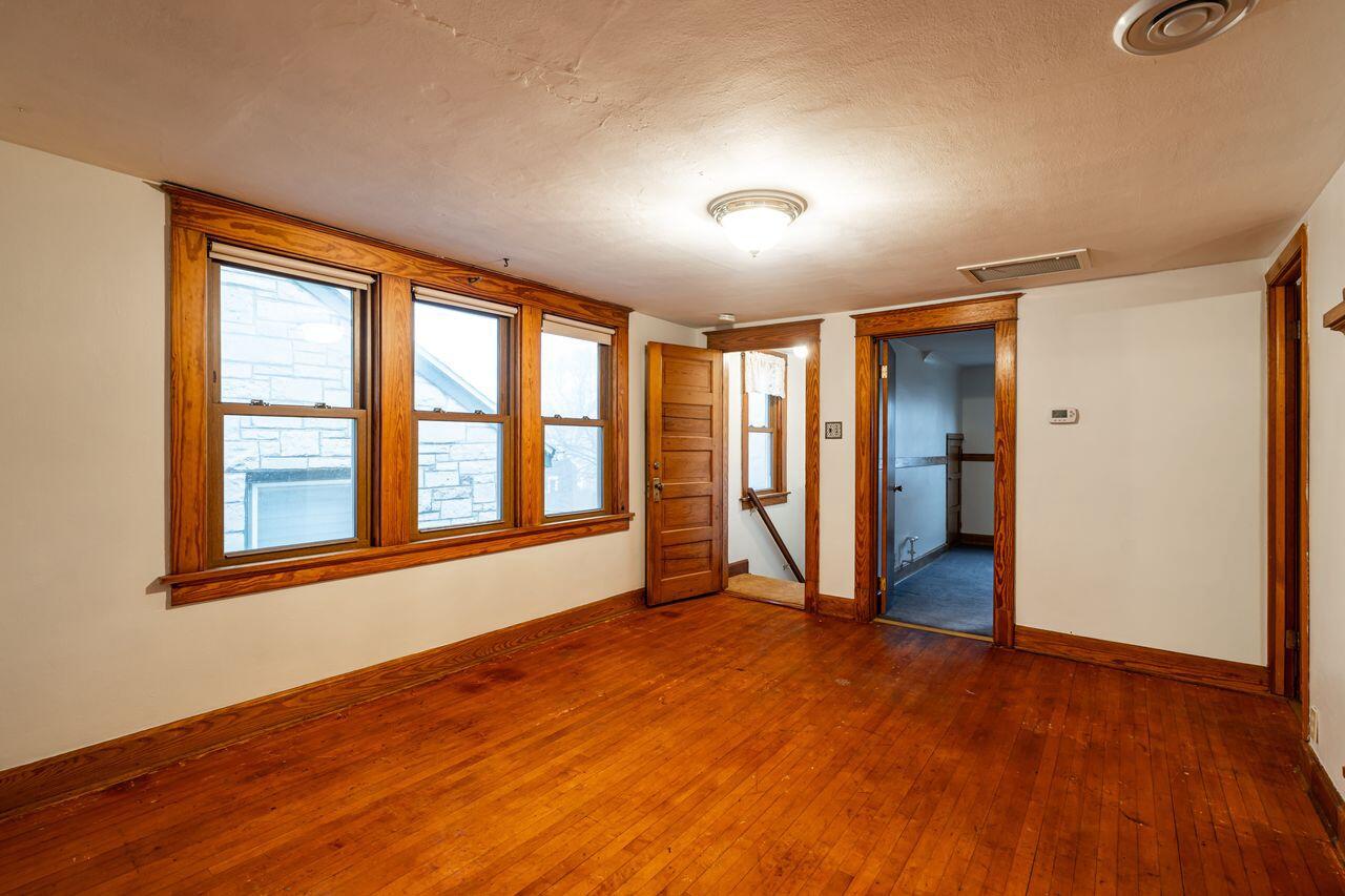 3156 South Kinnickinnic AVENUE