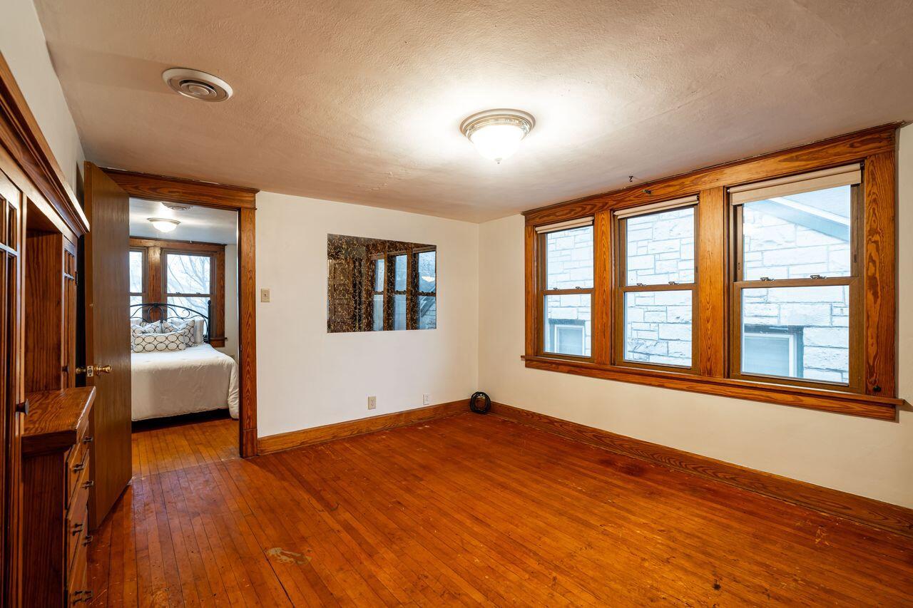 3156 South Kinnickinnic AVENUE