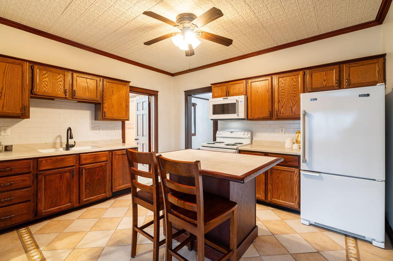 3156 South Kinnickinnic AVENUE