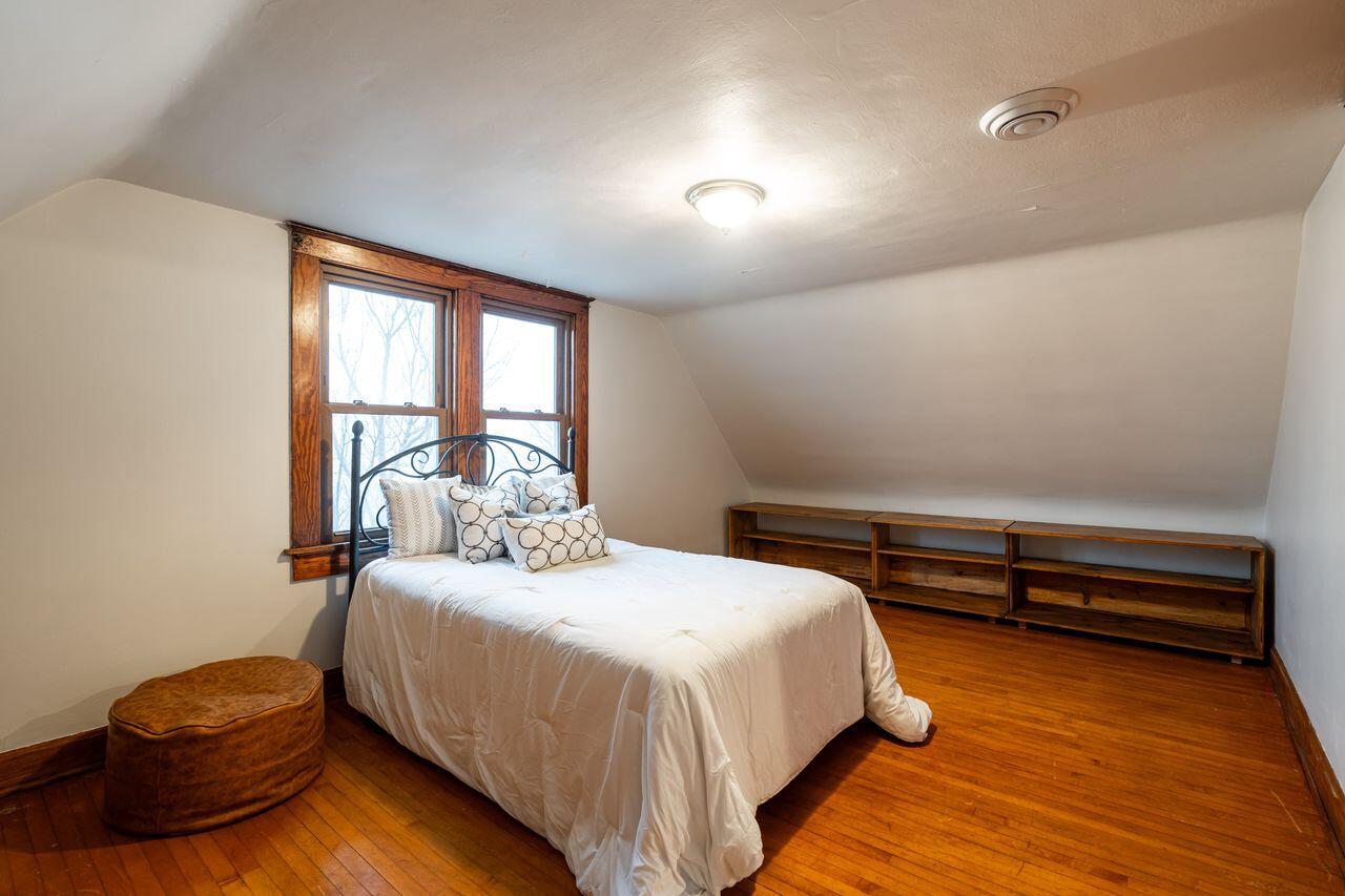 3156 South Kinnickinnic AVENUE