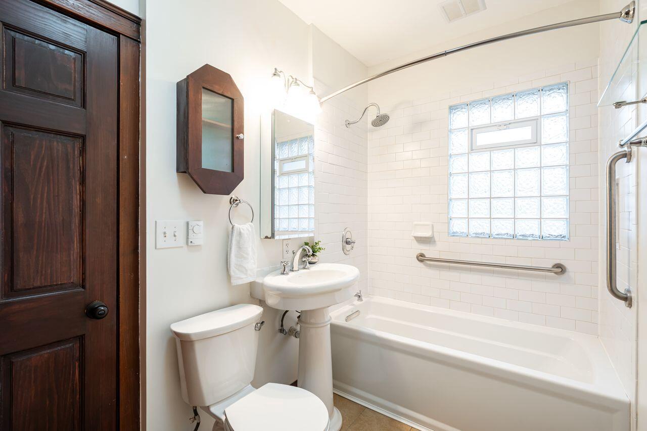 3156 South Kinnickinnic AVENUE