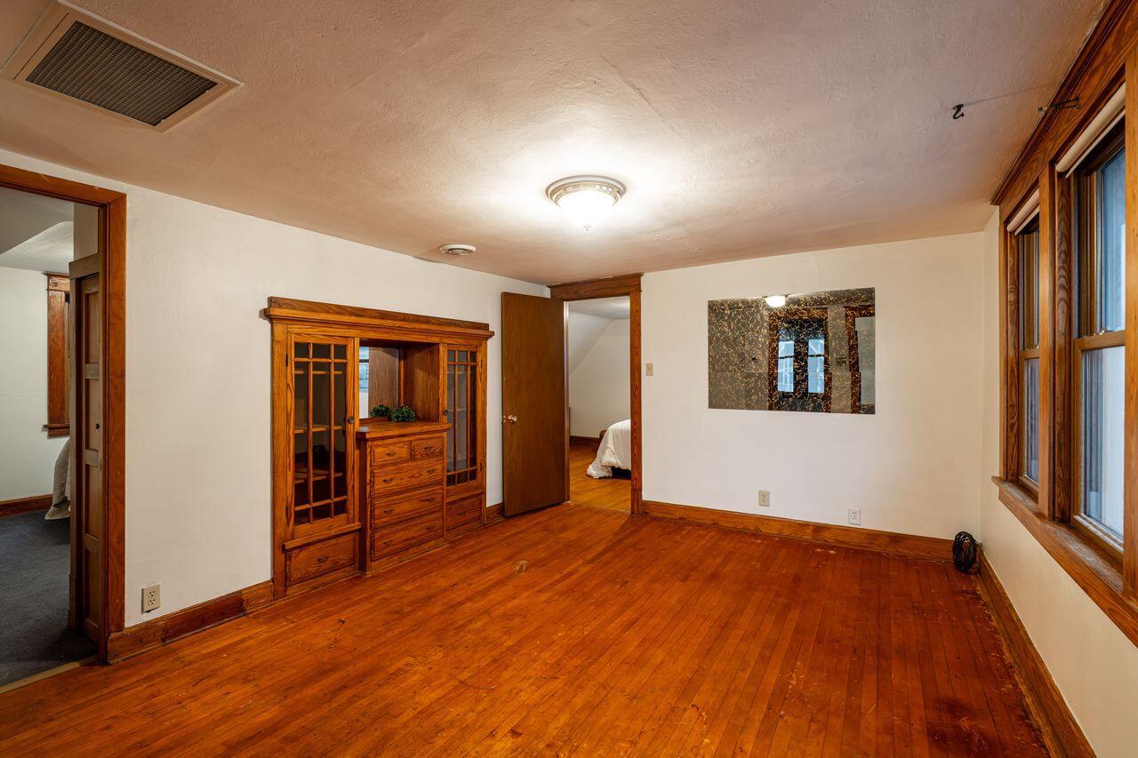 3156 South Kinnickinnic AVENUE