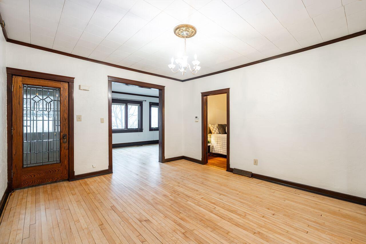 3156 South Kinnickinnic AVENUE