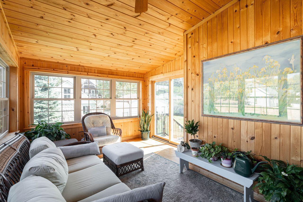 3156 South Kinnickinnic AVENUE