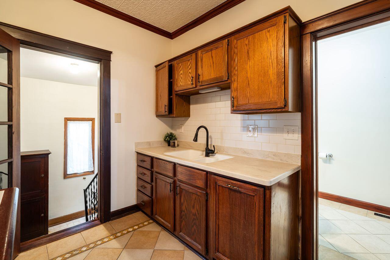 3156 South Kinnickinnic AVENUE