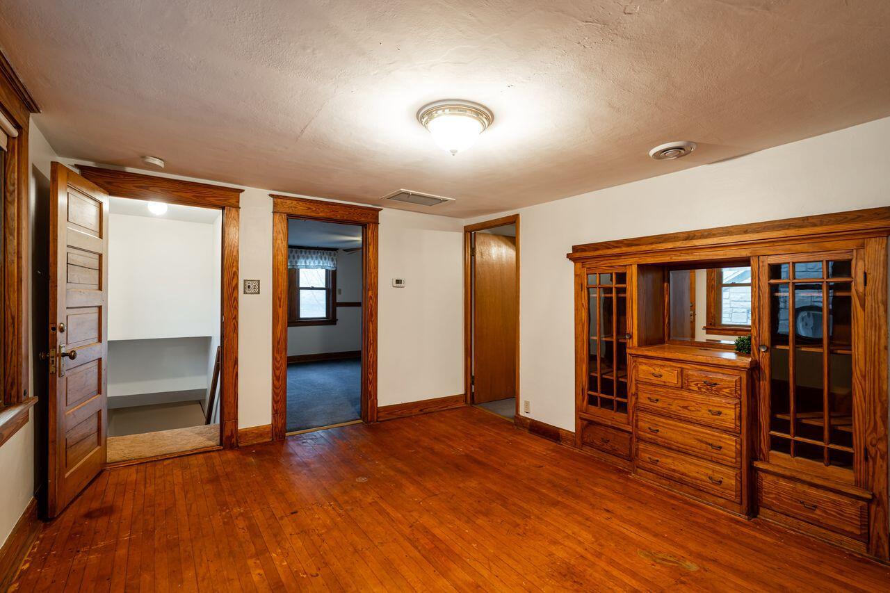 3156 South Kinnickinnic AVENUE