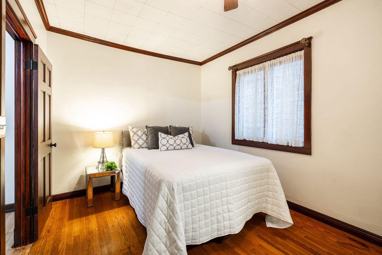 3156 South Kinnickinnic AVENUE