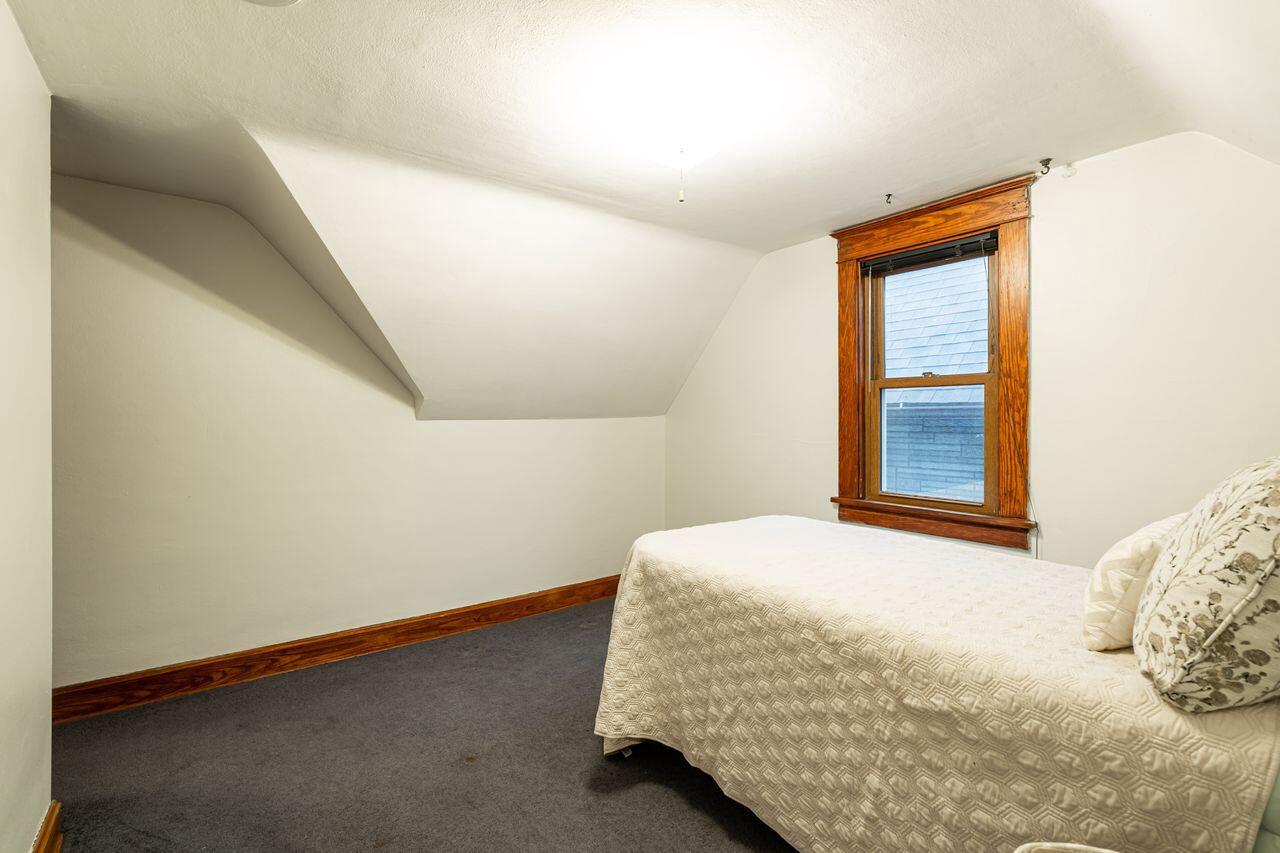 3156 South Kinnickinnic AVENUE