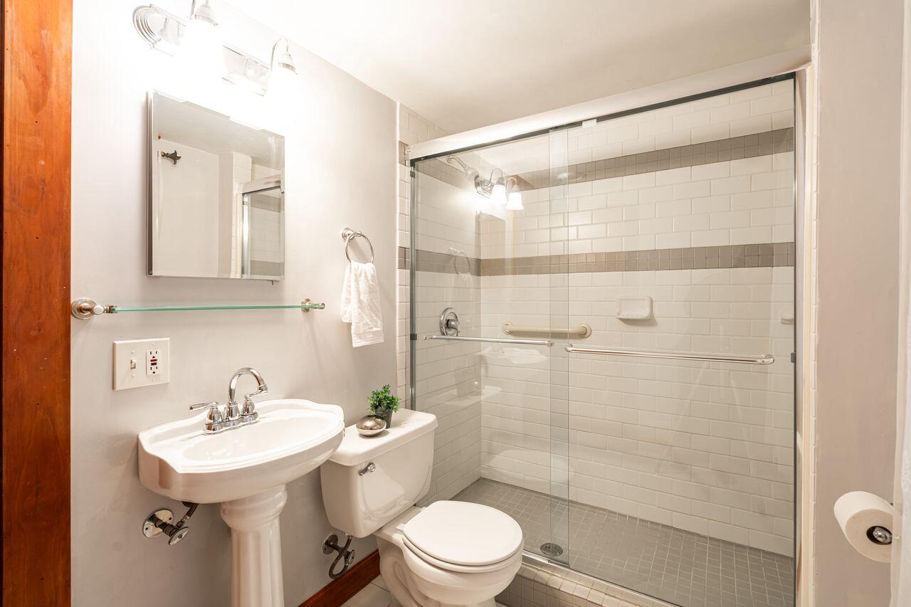 3156 South Kinnickinnic AVENUE