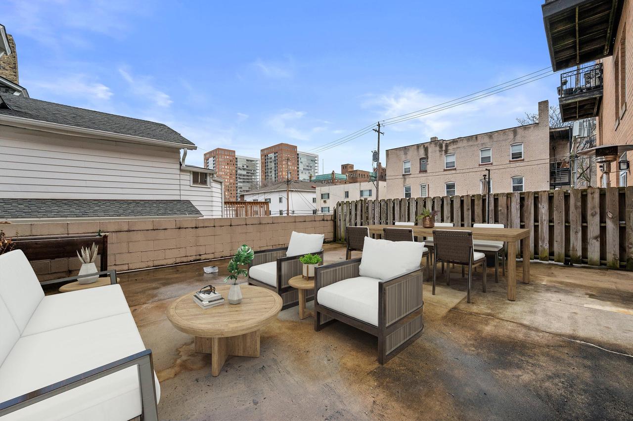 1920 North Farwell AVENUE 203