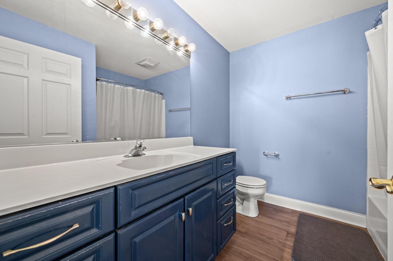 1920 North Farwell AVENUE 203