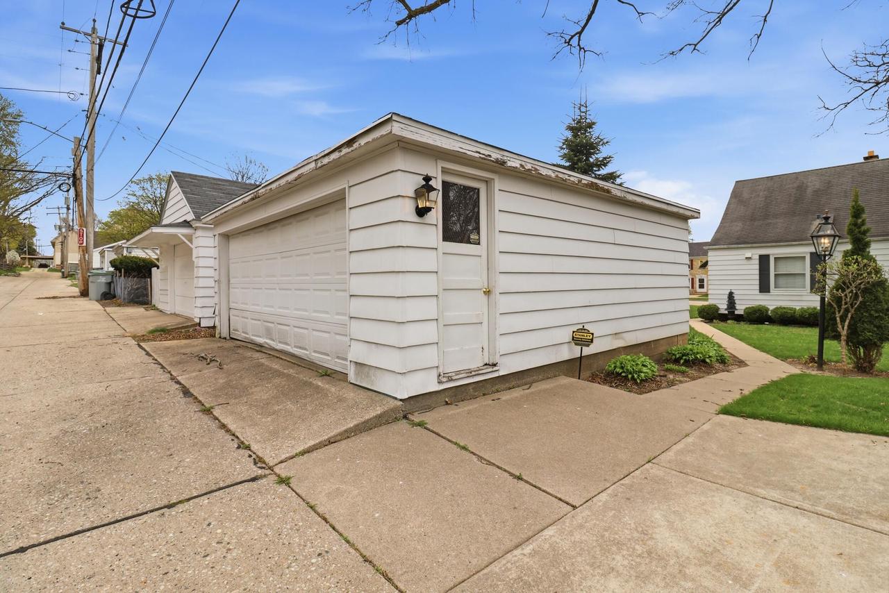 8526 West Center STREET
