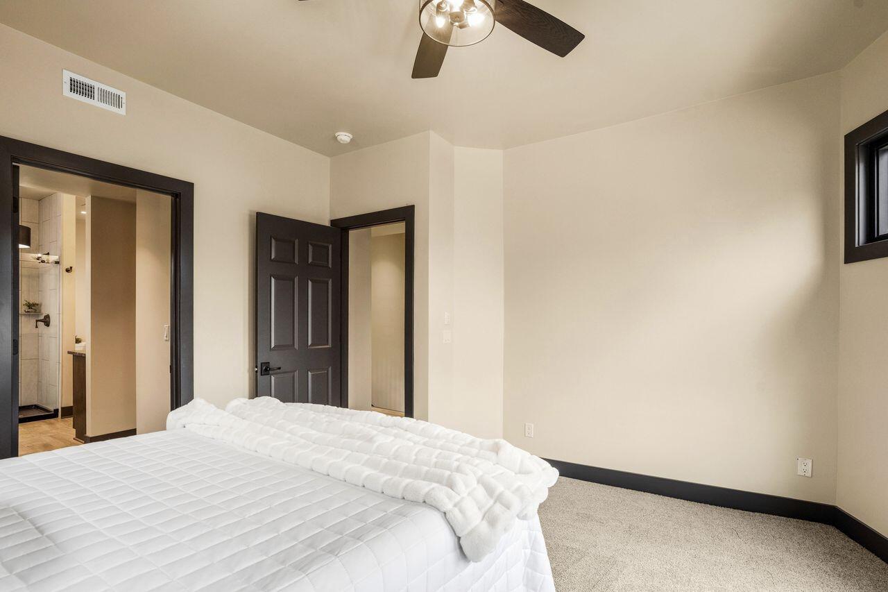 3247 North Marietta AVENUE