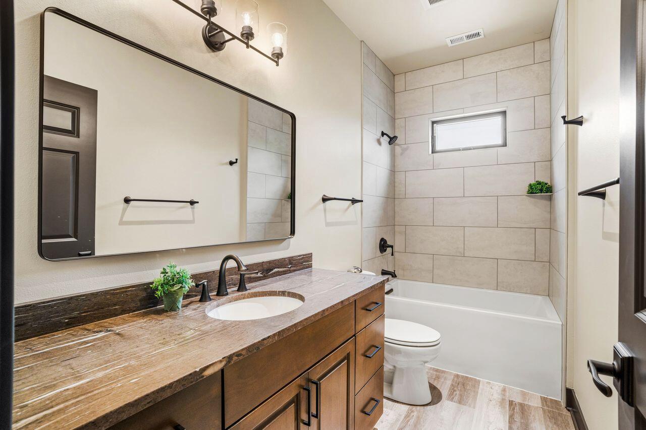 3247 North Marietta AVENUE