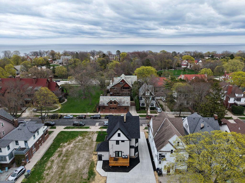 3247 North Marietta AVENUE