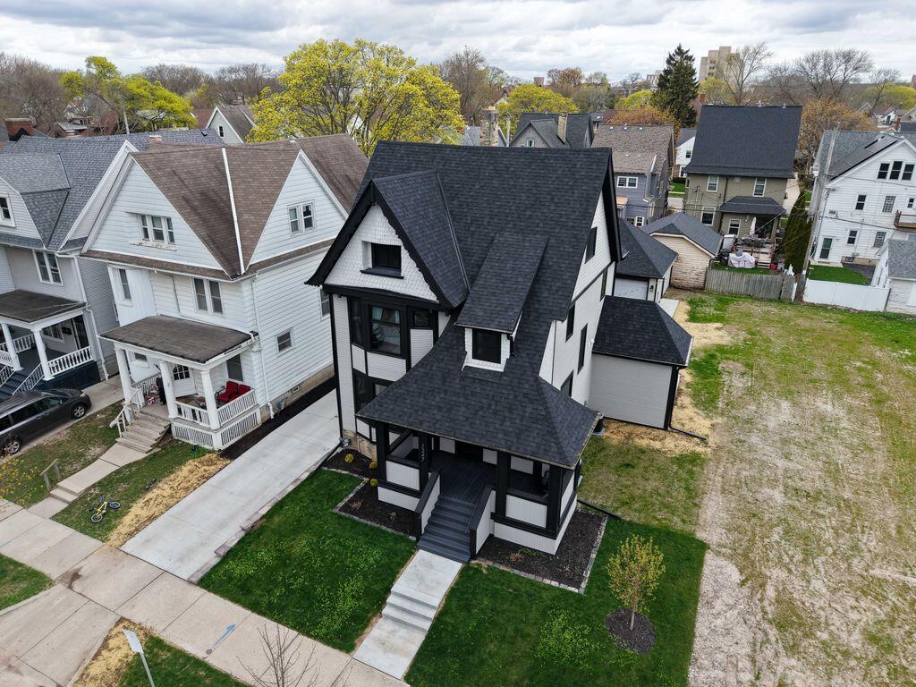 3247 North Marietta AVENUE