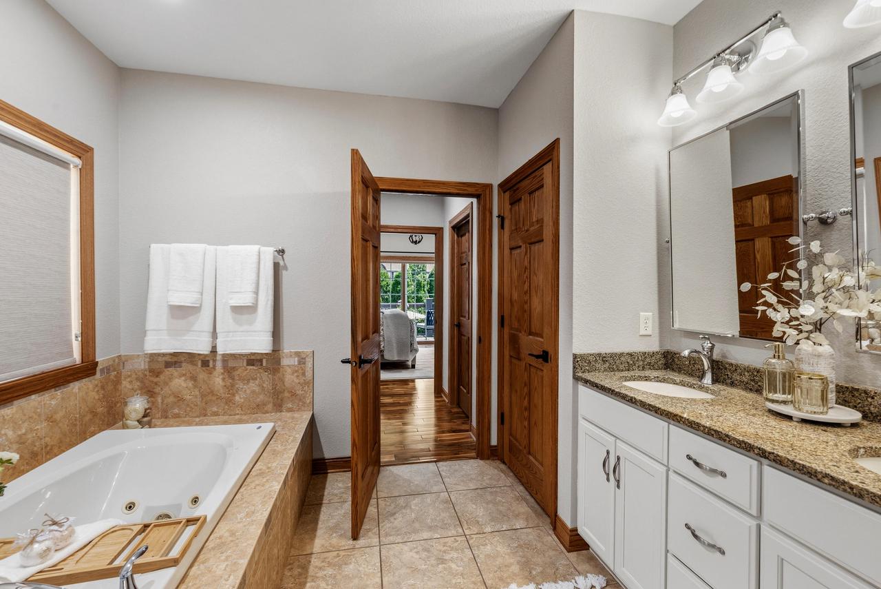 8415 Ravenswood CIRCLE