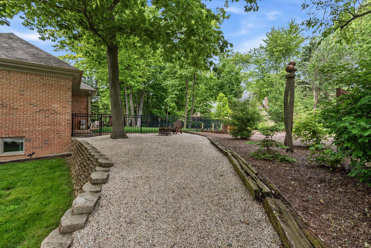 5001 Hunt Club ROAD