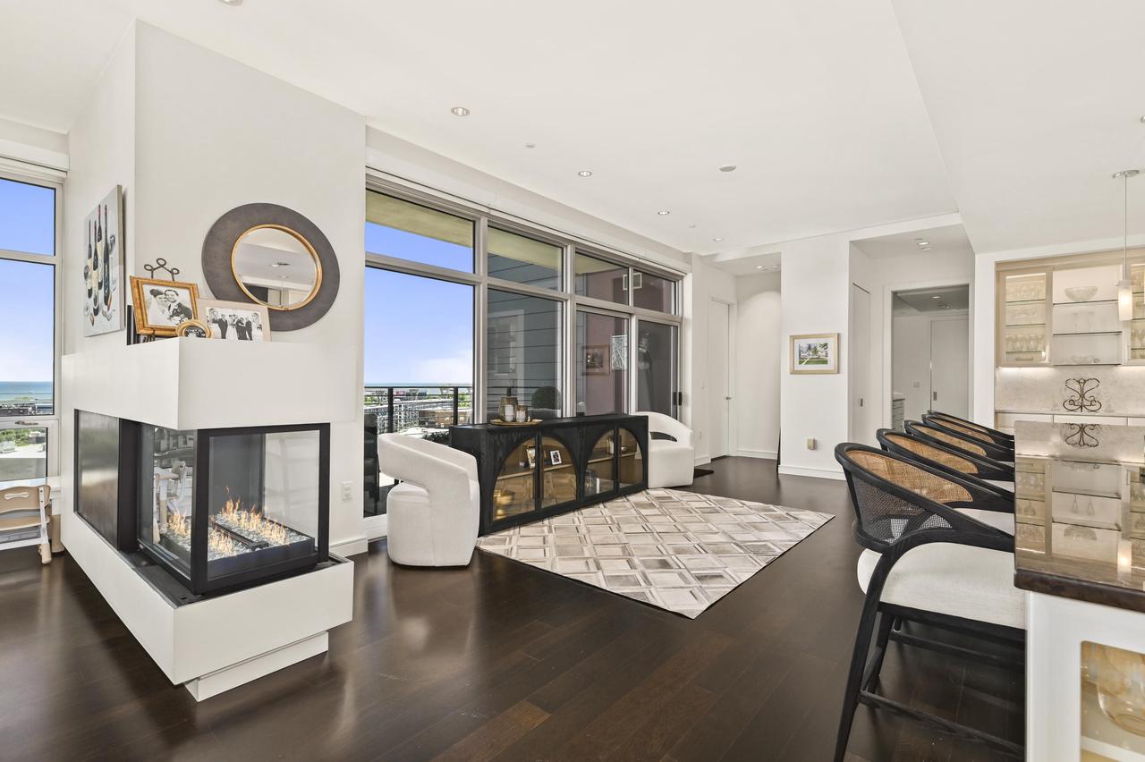 106 W Seeboth STREET 1204