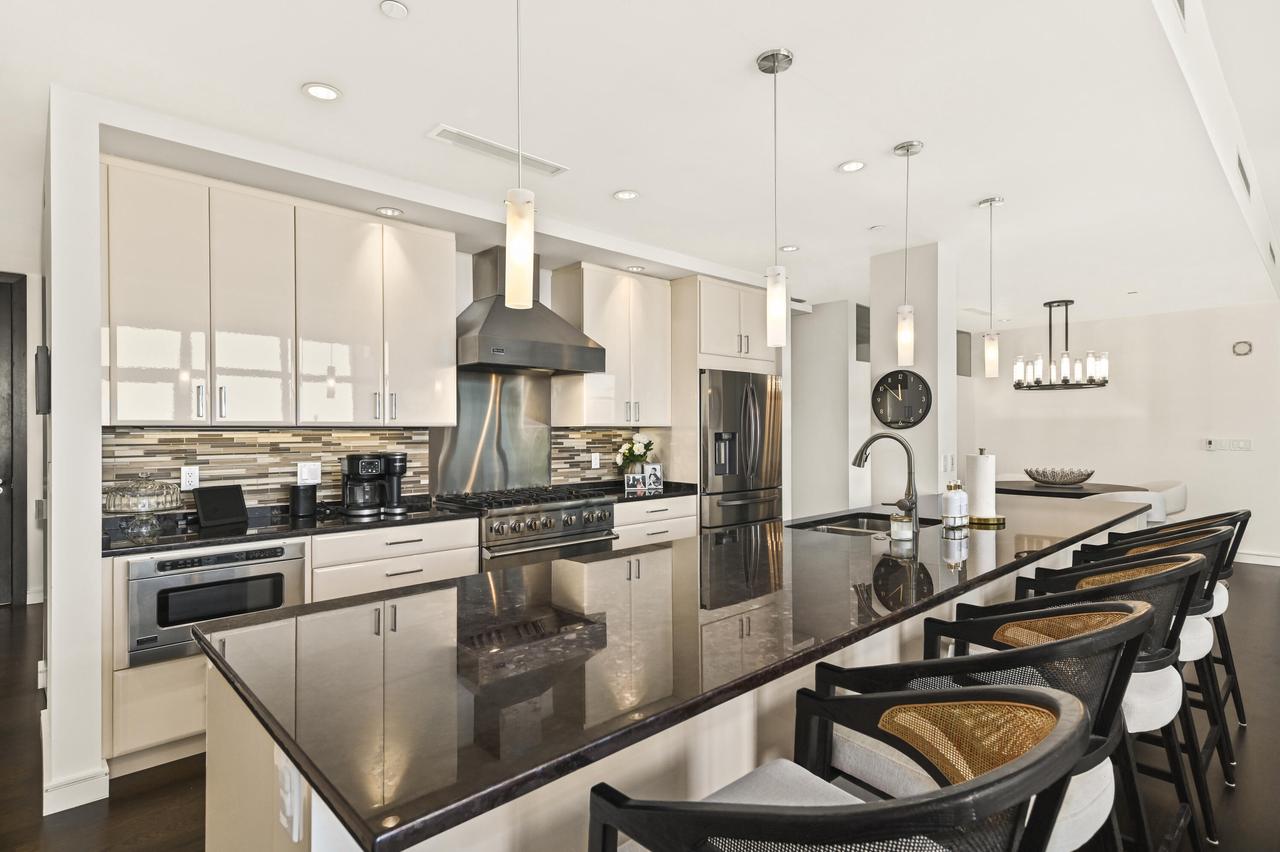 106 W Seeboth STREET 1204